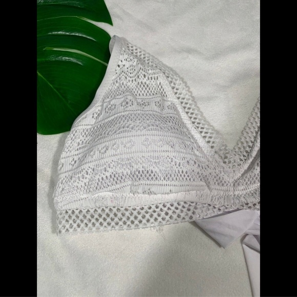 NEW $68 Becca‎ Captured Crochet/Lace Bikini Top in White [SZ D ] - Picture 3 of 8
